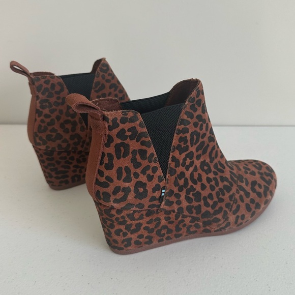 Women’s TOMS 6.5 Kelsey Leopard Wedge Boots - Picture 2 of 7